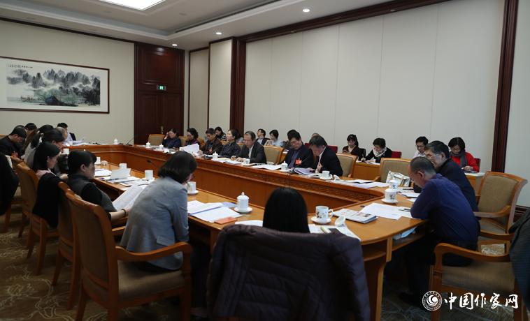 11月30日下午，上海代表團分組學習討論。