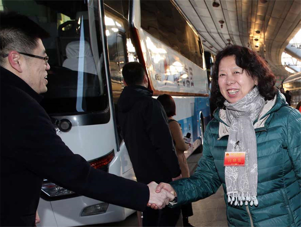 3月2日，出席十二屆全國人大五次會議的黑龍江代表團乘坐火車抵達北京站。