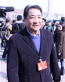 參加全國政協開幕會的委員姜昆