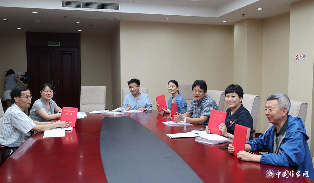 7月24日，全體會議結束后，綜合二組召開小組會議