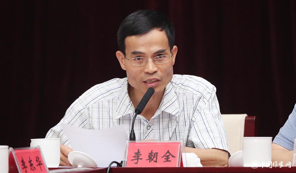 7月24日，李朝全就參評作品申報公示、分組情況及會務注意事項等作說明