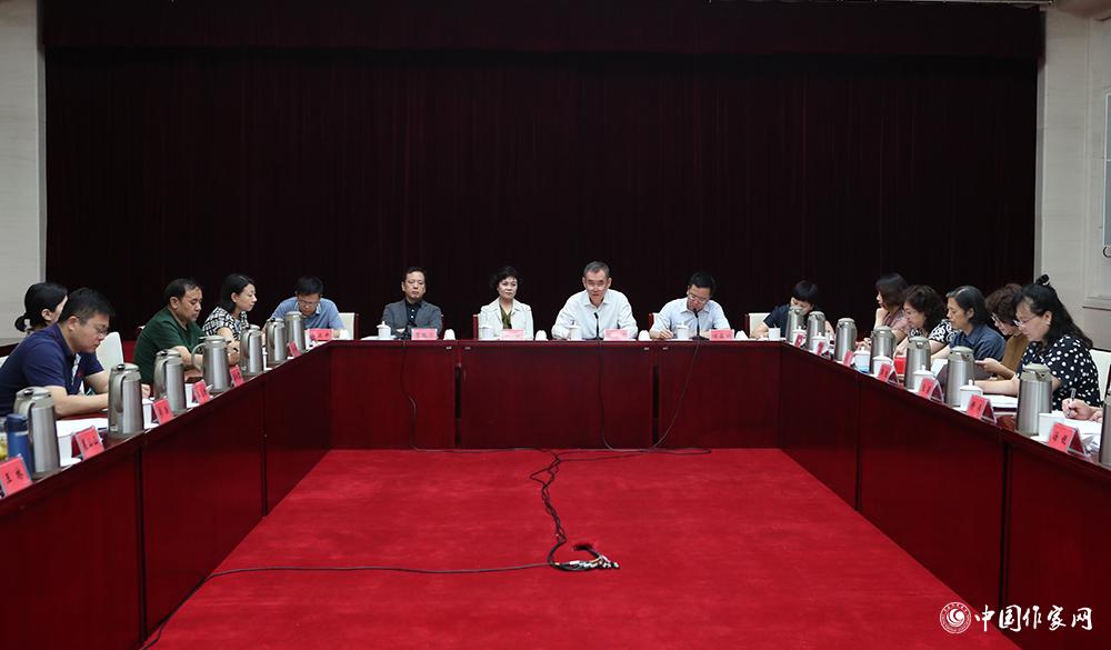 7月24日，第十屆全國優秀兒童文學獎評獎委員會第一次全體會議在京舉行