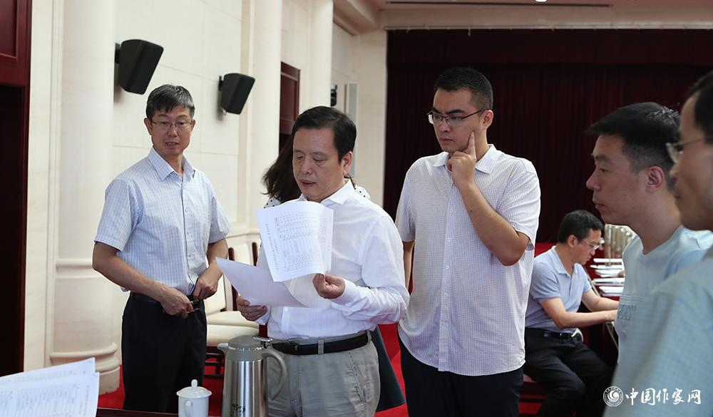 8月4日，李敬澤查看選票統計情況