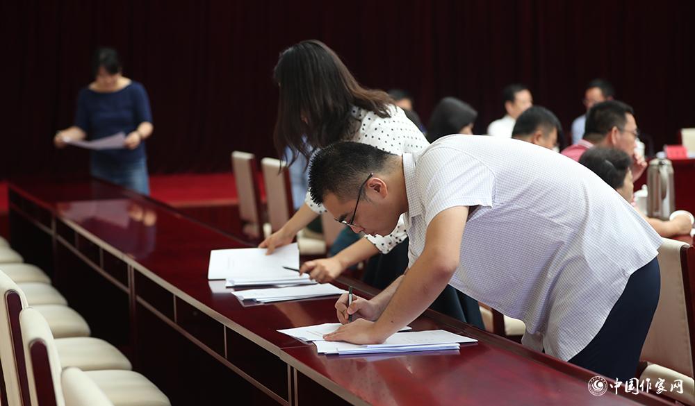 8月4日，第十屆兒獎評委會第六次全體會議上，聯絡員清點收回選票情況