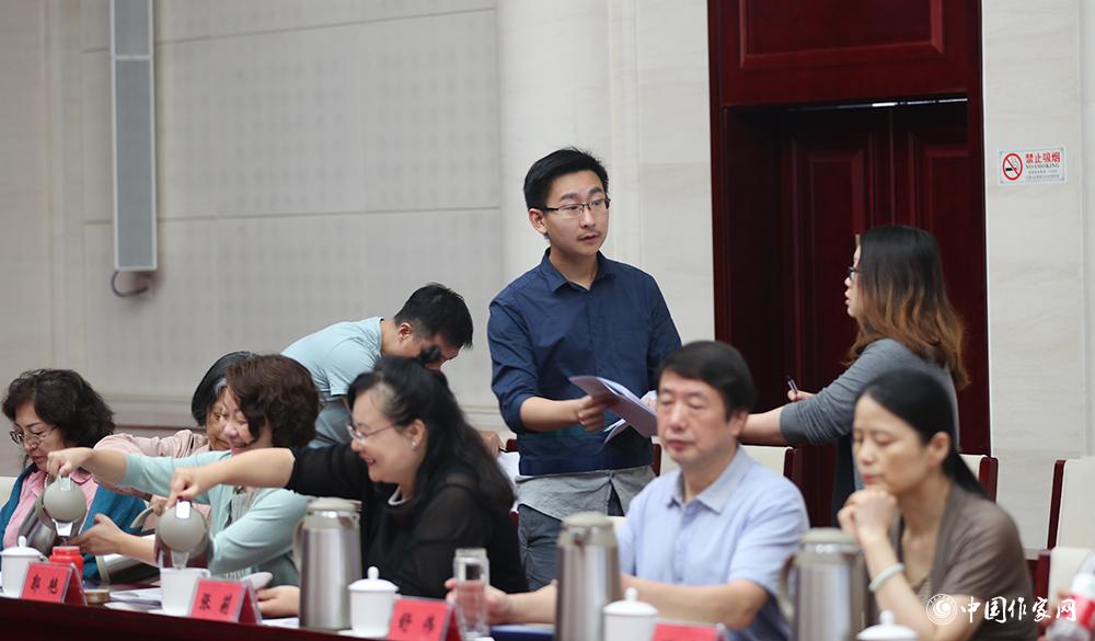 8月4日，第十屆兒獎評委會第六次全體會議上，聯絡員收回選票