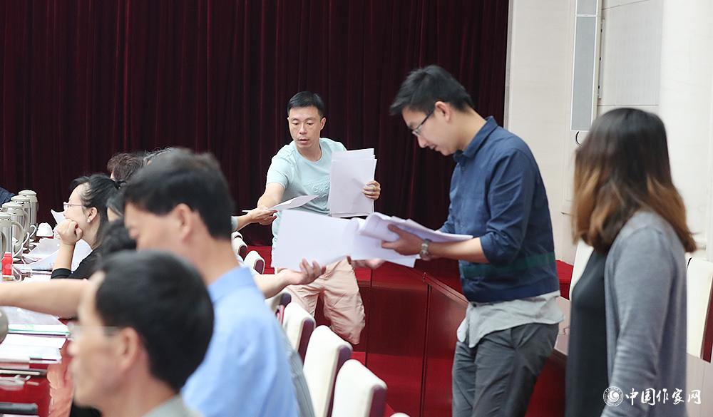 8月4日，第十屆兒獎評委會第六次全體會議上，聯絡員發放選票