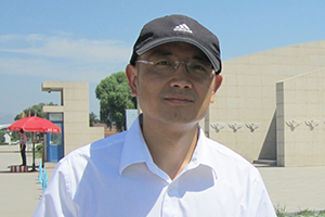 科幻文學：獲獎作品《大漠尋星人》作者：趙華         獲獎感言　　上班后，經歷了職場的繁雜，也走了很多彎路，但最終還是提起筆來撰寫適合孩子看的科幻故事，它們是寫給千百個我不認識的孩子的，又仿佛是寫給自己的。《大漠尋星人》中的7個故事就是其中的一部分，它們都是同星空、同人的真善有關的故事，當一個人意識到世界的浩瀚和自己的渺小時，就會心存敬畏……