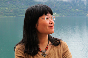 童話：獲獎作品《水妖喀喀莎》作者：湯湯         獲獎感言　　如果有一天，我能把童話寫到足夠廣闊和深邃，讓它有大海、星空、森林和荒漠的浩瀚無涯，又有一粒沙子、一朵小花，一顆水珠的細膩精致；讓它單純又繁復，五彩繽紛如同萬物生長，讓它如歌又如詩，瑰麗神奇散發出迷人的氣質；讓一切悲傷歡喜幸福痛苦都在童話里相遇，奏出一闕闕生命的交響曲。