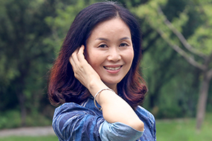 小說：獲獎作品《浮橋邊的湯木》作者：彭學軍         獲獎感言　　這是一個看似懸疑冒險的故事。我想寫出男孩成長的隱秘與曲折，千溝萬壑、驚濤駭浪只起伏和洶涌于內心。這或許是一種心理冒險，而真正在冒險的其實是作者本人。這是一條我從沒走過的路，第一次，書里的主人公不是女孩而是男孩，創作的路數也迥異于已往。對我來說，這才是真正意義上的“原創”。