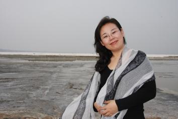 詩歌：獲獎作品《夢的門》作者：王立春         獲獎感言　　每一個孩子都帶著“神諭”似的想象和智慧來到人間，他們說著神奇的話，他們做著神奇的事。他們混沌未開，他們物我不分，他們天然、純樸，神情四溢。他們像風一樣歪著肩膀奔跑，像鳥一樣張開雙臂飛翔；他們有時看世界是仰視的，有時也調皮地倒立，把世界翻過來。