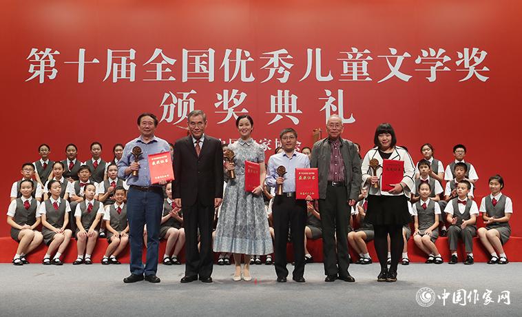 錢小芊、金波為小說獲獎者頒獎