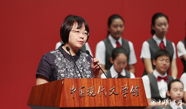 郭姜燕代表童話獲獎者發表獲獎感言