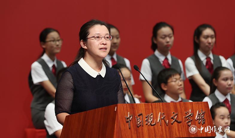 李利芳在頒獎典禮上宣讀獲獎散文、報告文學、科幻文學授獎辭