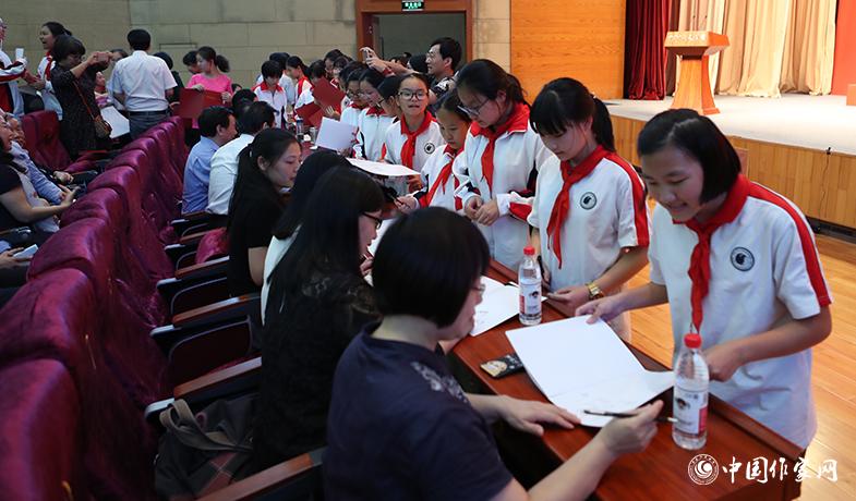 參加頒獎典禮的學生請獲獎作家簽名