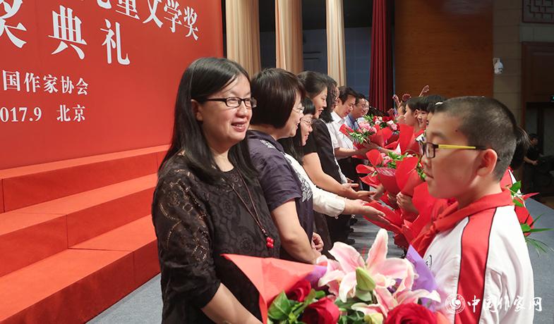 171中學學生上臺為每位獲獎作家獻花