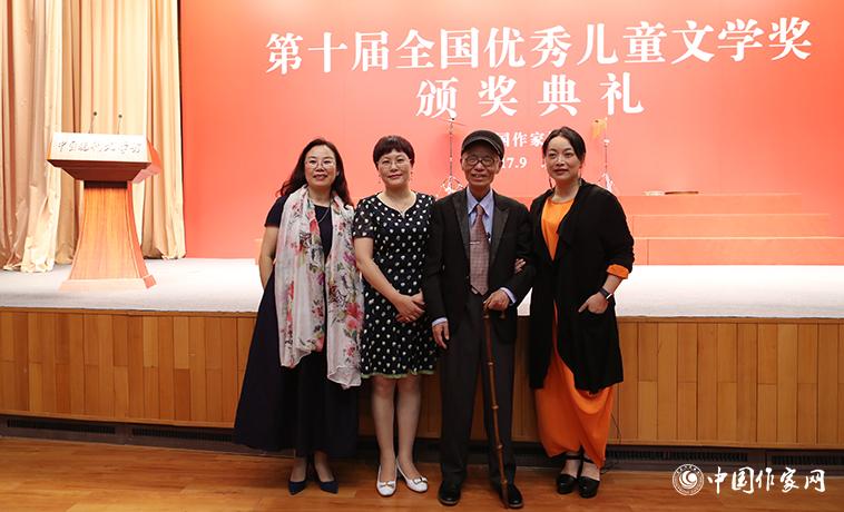 獲獎作家與樊發稼、湯素蘭合影