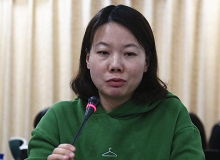 岳雯：“為己”的寫作與限度意識“剜爛蘋果?銳批評文叢”建立在“破”的基礎上，“把爛的剜掉，把好的留下來吃”。[詳細]