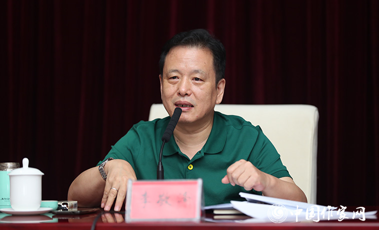 8月11日，李敬澤在終評會上介紹投票規則并宣布了各獎項的計票結果