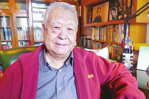 獲獎作品：《牽風記》作者：徐懷中         獲獎感言　　這次評獎才得知，茅盾文學獎的字數(shù)，下線定為13萬。事有湊巧，我的這本《牽風記》正好是13萬字。也就是說，如果我再刪去千二八百，就湊不夠法定字數(shù)，只能退出參評了。簿簿一本小書，無可夸口。我們剛剛歡度了共和國七十周年大慶，如果與國家建設發(fā)展相聯(lián)系，與個人的文學寫作歷程相聯(lián)系，也還真的可以引出許多話題，回眸之下，不勝感慨。