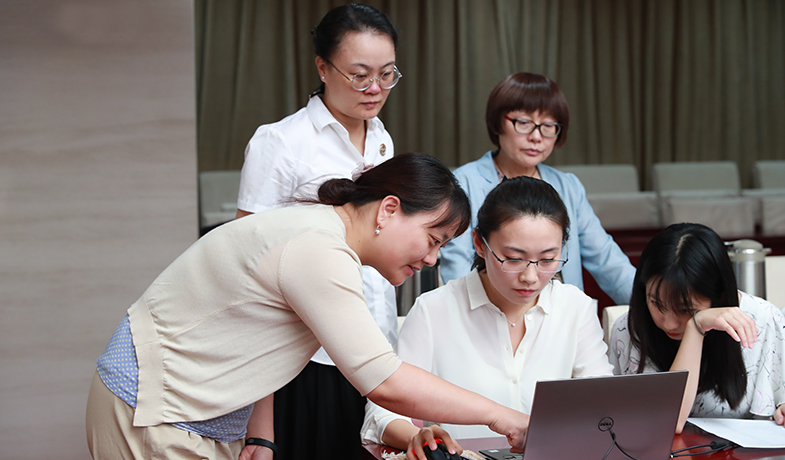 聯(lián)絡員在監(jiān)察組、公證員監(jiān)督下統(tǒng)計選票