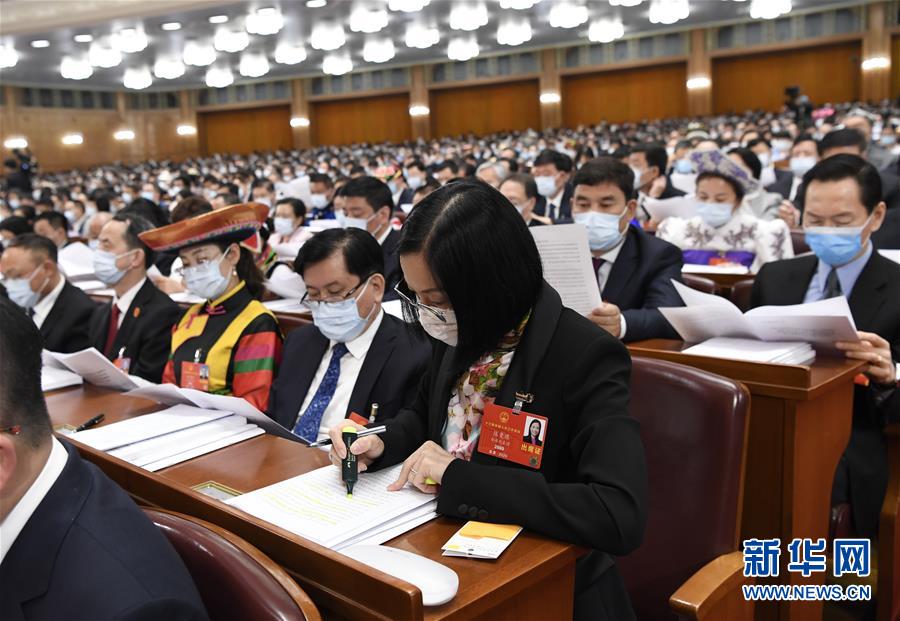 5月22日，第十三屆全國人民代表大會第三次會議在北京人民大會堂開幕。這是代表們在認真聽會。