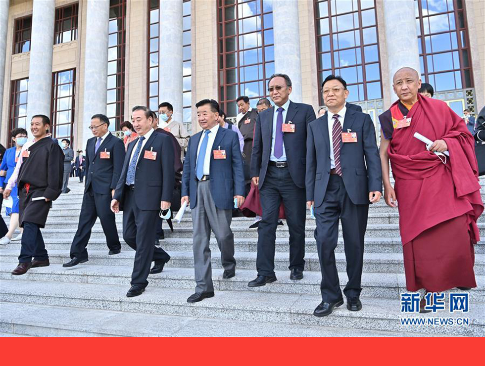 5月27日，全國政協十三屆三次會議在北京人民大會堂舉行閉幕會。閉幕會后，委員們走出人民大會堂。