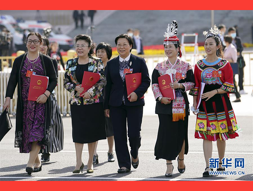 5月28日，十三屆全國人大三次會議在北京人民大會堂舉行閉幕會。閉幕會后，代表走出人民大會堂。