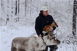 小說：獲獎作品《馴鹿六季》作者：格日勒其木格·黑鶴         獲獎感言　　人們向往荒野，努力回歸自然。這種向往并非僅僅是因為荒野地域上的遼闊，那些進入荒野的人驚訝地發現，其實人類的一部分一直生活在荒野中，并未進入城市。外來的人們第一次意識到世界上竟然存在這樣一種生活方式，人類可以在不改變自然環境的前提下與周圍的環境和其他的生命和諧共處。