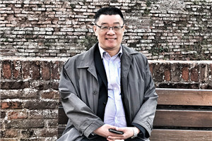 小說：獲獎作品《有鴿子的夏天》作者：劉海棲          獲獎感言　　我見證和經歷了整個新時期中國童書和兒童文學的發展，經過幾代人不懈的努力，一步步走到今天，我由衷地為兒童文學的繁榮而振奮，為親身參與其中而自豪。這是一個美妙的行程，前輩和同輩作家的光芒在前面引導著我，年輕作家像風一樣在后面驅動著我，編輯的目光又溫暖和呵護著我。