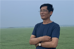 小說：獲獎作品《陳土豆的紅燈籠》作者：謝華良          獲獎感言　　我的文學創作，一直沒有離開家鄉，沒有離開家鄉那片土地。多年以來，我始終想寫一個鄉村好男孩，他的模樣、性格和身世都與土豆相像。這個男孩與我的童年有關，與家鄉那片土地上的世道人心有關，與當下少年兒童的成長有關……當我把“土豆”這個名字送給他，他馬上還我一個“偷著樂”的表情。