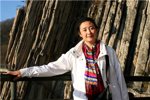 詩歌：獲獎作品《我和毛毛》作者：藍藍         獲獎感言　　時間是人類的悲傷之源，復活逝去的時間，大概是所有人的夢想。在一個年過半百之人身上，復活一個曾經的孩子，那樣的時刻，就是寫童詩和童話的時刻。我深深知道，復原童年記憶并非是回到時間的河流之中，沒有人能做到這樣的事情——而是用灼熱的心解凍那些被遺忘冰封的瞬間，將它們變成一個個節日，變成讓時間消失的存在，沒有過去和未來，只有無限的此刻與現在。