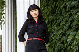 童話：獲獎作品《慢小孩》作者：遲慧         獲獎感言　　我的童話創作是兒子鐵蛋開啟的，第一部童話作品是我們親子互動的結果。我在完全不知情、毫無準備的情形下走上了兒童文學創作的道路。童話闖進了我的生活，它讓我看到了不一樣的人生風景，我像個好奇的孩子，打量著新風景。有時候會有這樣的感覺：這些作品不是由我創作，而是在途中等待與我相遇，我就是這樣與慢小孩相遇的。我們的相遇并非偶然，因為我就是曾經的慢小孩。