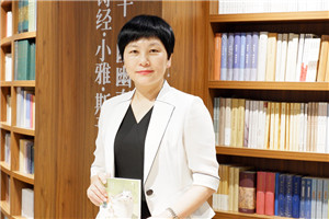 童話：獲獎作品《南村傳奇》作者：湯素蘭         獲獎感言　　這部作品由四個看似獨立，實則緊密相聯的故事組成。這四個故事分別是“舍身石”“少年與蟒蛇”“狐貍女婿”“丁婆婆”。這些故事是逐漸來到我的腦子里的。一些微小的種子，在多年前無意之間種下，多年以后，變成了靈感的火花。我想這就是寫作的迷人之處，也是寫作的神奇之處。