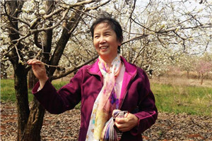 散文：獲獎作品《好想長成一棵樹》作者：湘女         獲獎感言　　我在湖南湘江邊出生，在云南紅河邊長大。我生活的這個地方位于云南南部哀牢山區，全名叫“紅河哈尼族彝族自治州”。在我的成長歷程中，所有對于生命、生活及至對于人生的啟迪，都源自這片自然純粹、萬物有靈的土地。我在這里聆聽花開花落，在這里遙看日出日落；我在哀牢山間穿行，認識著無邊無際的樹……