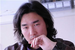 小說：獲獎作品《逐光的孩子》作者：舒輝波         獲獎感言　　我們都是這個時代洪流中的一滴水，有時代的體溫、節律和氣象，我們還要是屬于自己的那一滴水，不合眾囂，獨具我見。寫作時，影響無處不在，要在眾聲喧嘩之中尋找自己的腔調，不重復別人，更不重復自己，在不可能之中尋得可能。