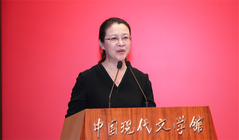 評委李利芳宣讀獲獎散文、科幻文學、青年作者短篇佳作獎作品授獎辭