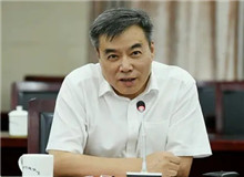 潘凱雄：別開生面的紅色敘事　　節(jié)奏上無論是快抑或是慢，其語(yǔ)言則是一如既往的優(yōu)雅、精準(zhǔn)和凝練……[詳細(xì)]