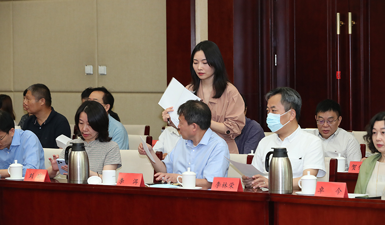 工作人員分發選票