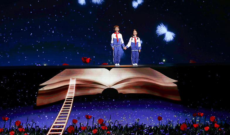 婁藝瀟、劉旖惟、李牧陽表演《大山里的小詩人》