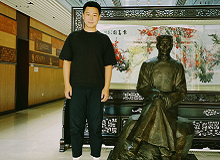 鮑磊：林白的作品溫暖了我二十年的歲月　　第一次讀林白的作品是在2002年11月，我在山西五臺(tái)山進(jìn)行一個(gè)月的寫生的時(shí)候……[詳細(xì)]