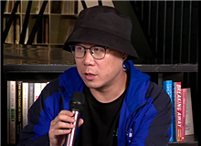 石一楓：“兵行險(xiǎn)招”的小說(shuō)　　笛安以前的小說(shuō)，“我”經(jīng)常是個(gè)女孩，而這部小說(shuō)雖然寫(xiě)得很順，但是有其“兵行險(xiǎn)招”之處。[詳細(xì)]