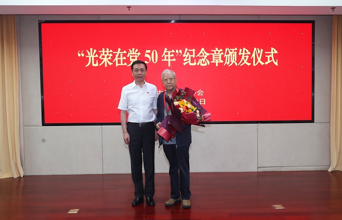 張宏森向老黨員代表王巨才頒發紀念章