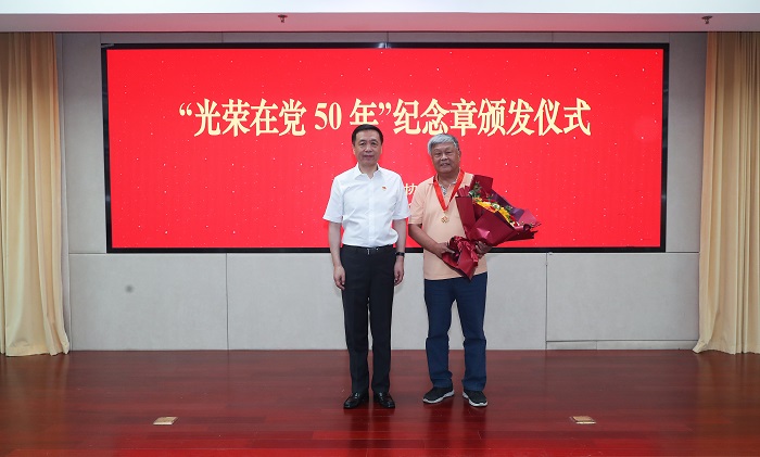 張宏森向老黨員代表張力耕頒發紀念章