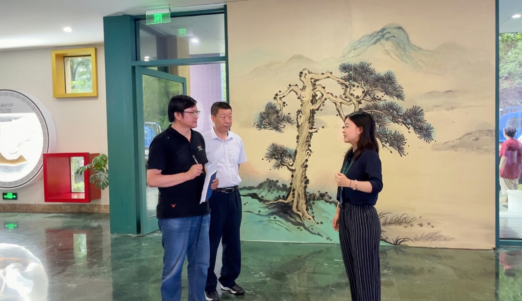 “中國一日”大型文學實踐活動走進南京“世界文學客廳”。（左起：作家曹峰峻、省作協聯絡部潘劍、文學客廳專職文史宣傳員萬梓葉）