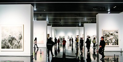 3月18日，藝術(shù)愛好者在“第五屆全國(guó)中國(guó)畫展覽”現(xiàn)場(chǎng)參觀。新華社發(fā)