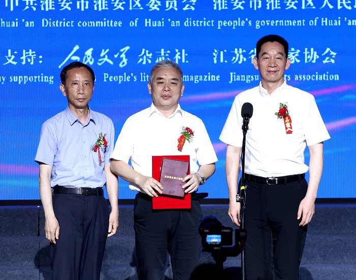 中國作家協(xié)會黨組成員、書記處書記、《人民文學(xué)》雜志社主編施戰(zhàn)軍，淮安市人大常委會副主任范更生為王躍文頒獎