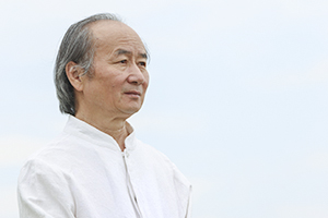 獲獎作品：《本巴》作者：劉亮程         獲獎感言　　我希望我的小說《本巴》也能夠讓更多的人關(guān)注《江格爾》，關(guān)注中國的史詩。文學對土地的回饋一如江格爾史詩中讓“人人活在25歲青春”，土地上的一往無前和生老病死，被文學挽留和保存，那些只活過一世的人們，在文學中永久地活著。文學以虛構(gòu)之力，護愛著這個世界的真實。