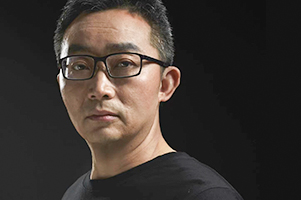 獲獎作品：《回響》作者：東西         獲獎感言　　一根筋就是寫作的執(zhí)念，從決定吃寫作這碗飯開始，我就常常提醒自己：你寫的作品有意思嗎？它是別的作品的重復嗎？拜托，別只講故事，能不能有點新意？這些問號一直伴隨著我，一直伴隨我在電腦鍵盤上敲擊完《回響》的最后一個字。不信，你也可以試著讀幾頁，真的和我過去寫的長篇小說不太一樣，與別人的寫作方法也不太一樣。