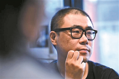 石一楓，1979年生于北京，1998年考入北京大學中文系，文學碩士。著有長篇小說《漂洋過海來送你》《入魂槍》《心靈外史》《借命而生》等，小說集《世間已無陳金芳》《特別能戰斗》等。曾獲魯迅文學獎、馮牧文學獎、十月文學獎、百花文學獎、《小說選刊》年度獎·中篇小說獎等，作品入選年度“中國好書”、中國小說學會年度好小說榜單等。