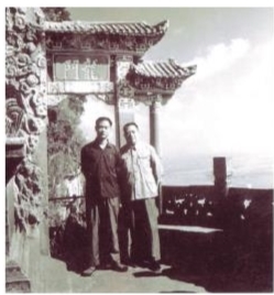 胡世宗與袁鷹（右）在昆明西山，攝于1975年